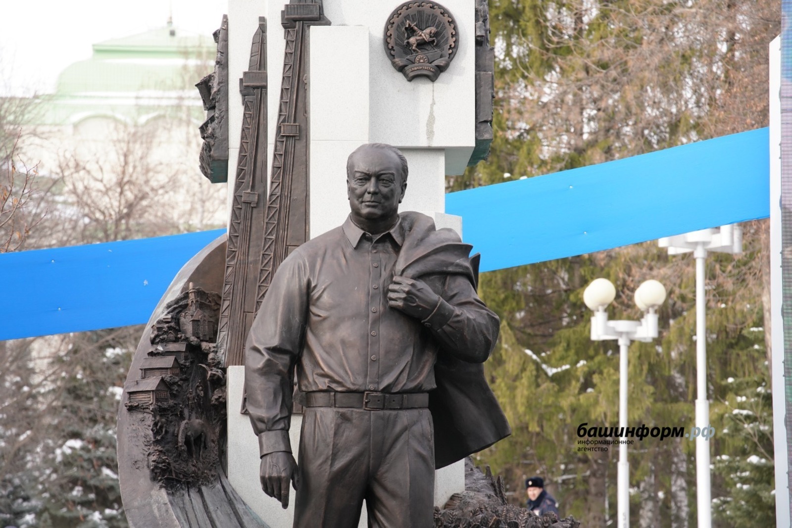 В Башкирии открыли памятник первому президенту республики