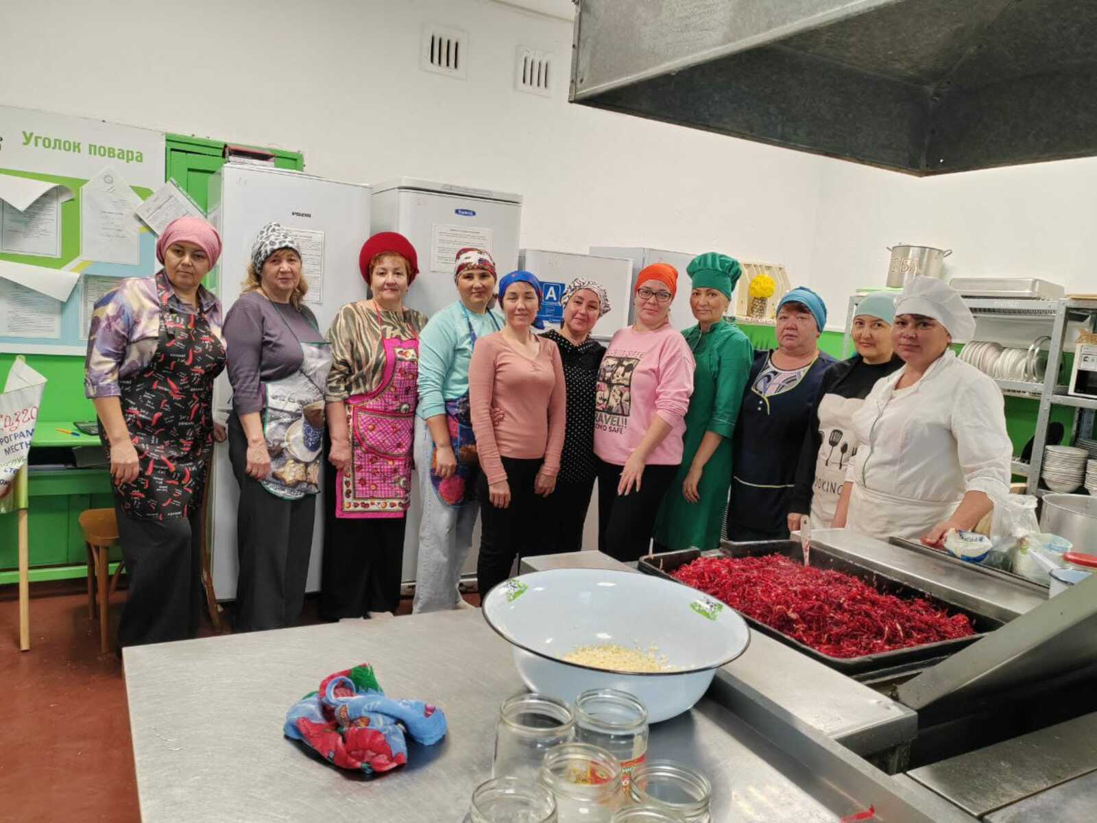 В одной из школ Башкирии учителя приготовили борщ для отправки на фронт