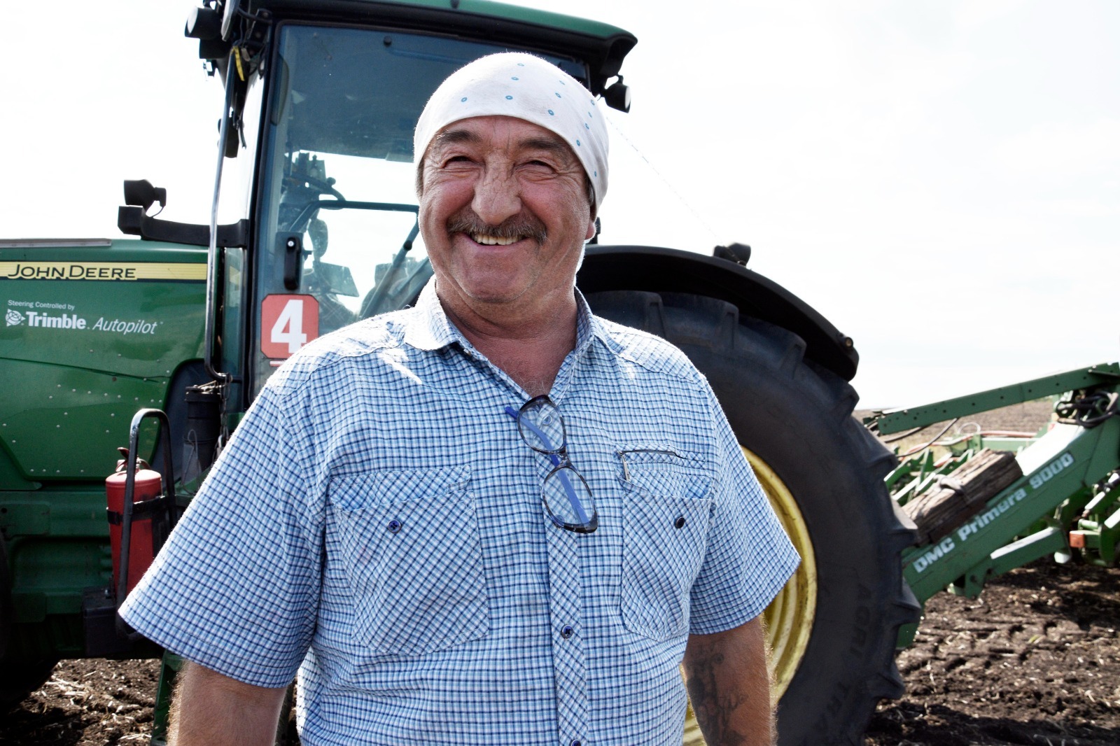 На тракторе и на комбайне – Василий Калинин просто ас