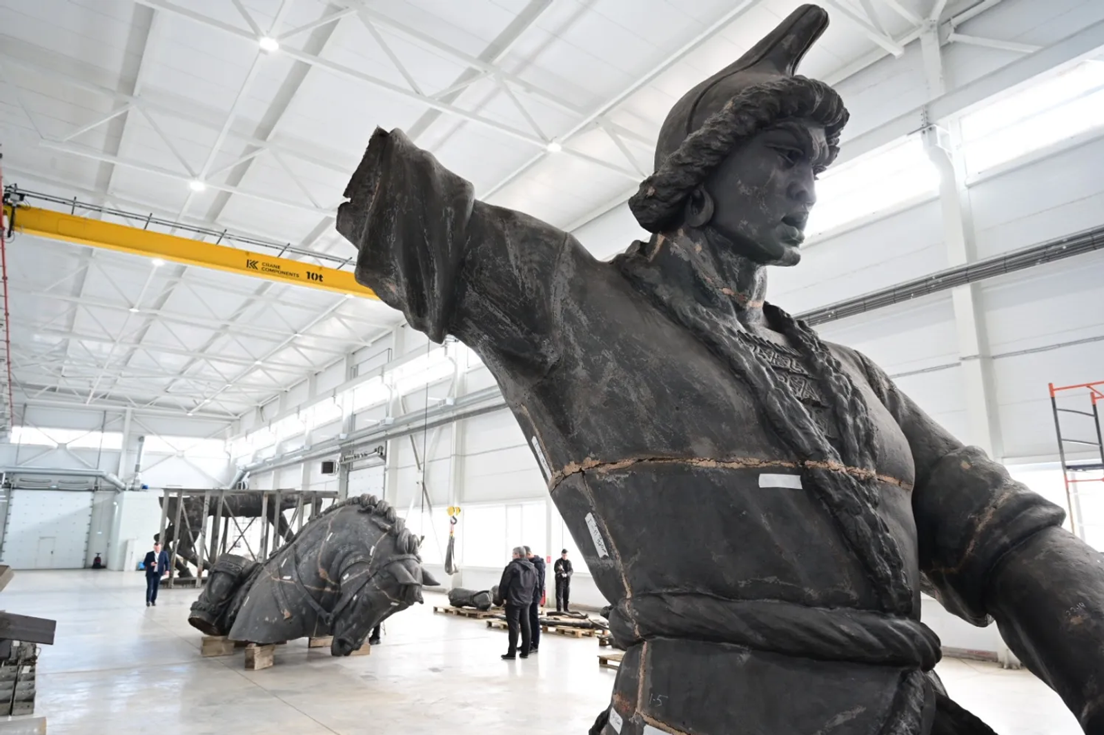 Радий Хабиров проверил реставрацию памятника Салавату Юлаеву