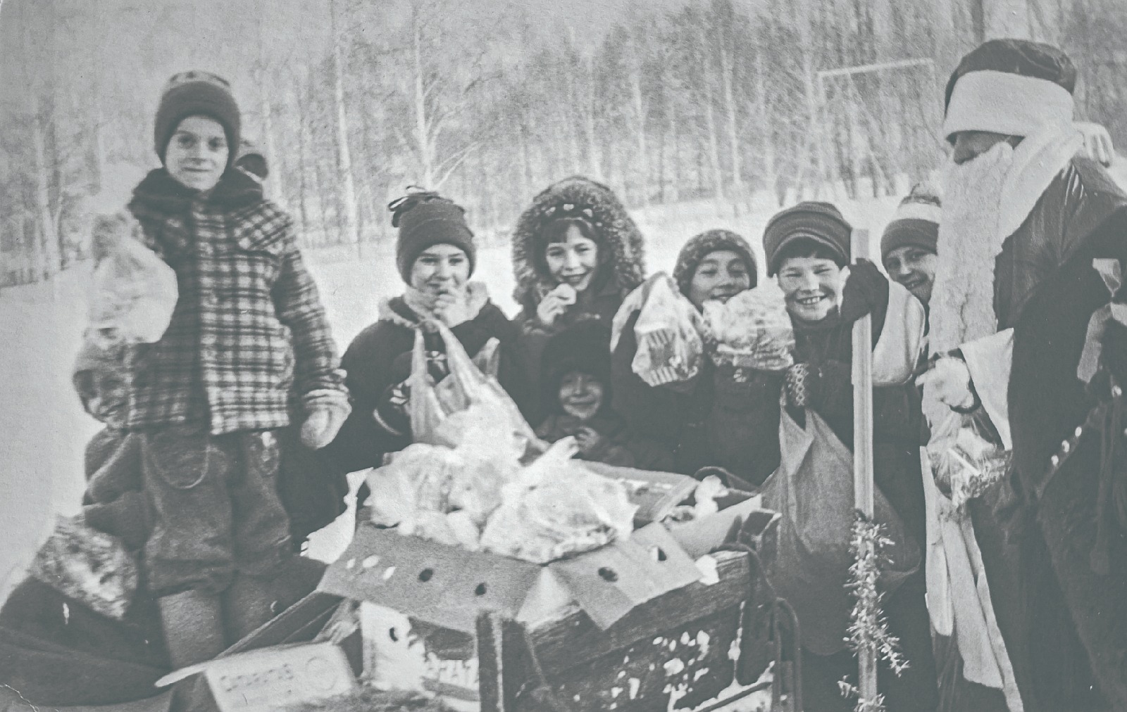 Дед Мороз на раздаче новогодних подарков талачевской детворе. Фото В.НАЗАРОВА / архив газеты «Сельские нивы»