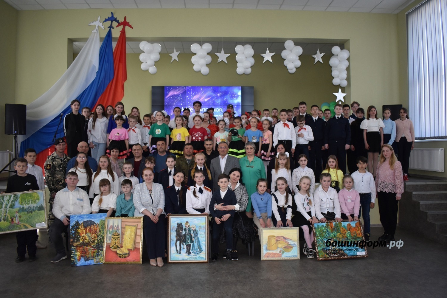 Картины от жителей Башкирии презентовали образовательному учреждению в Красном ключе