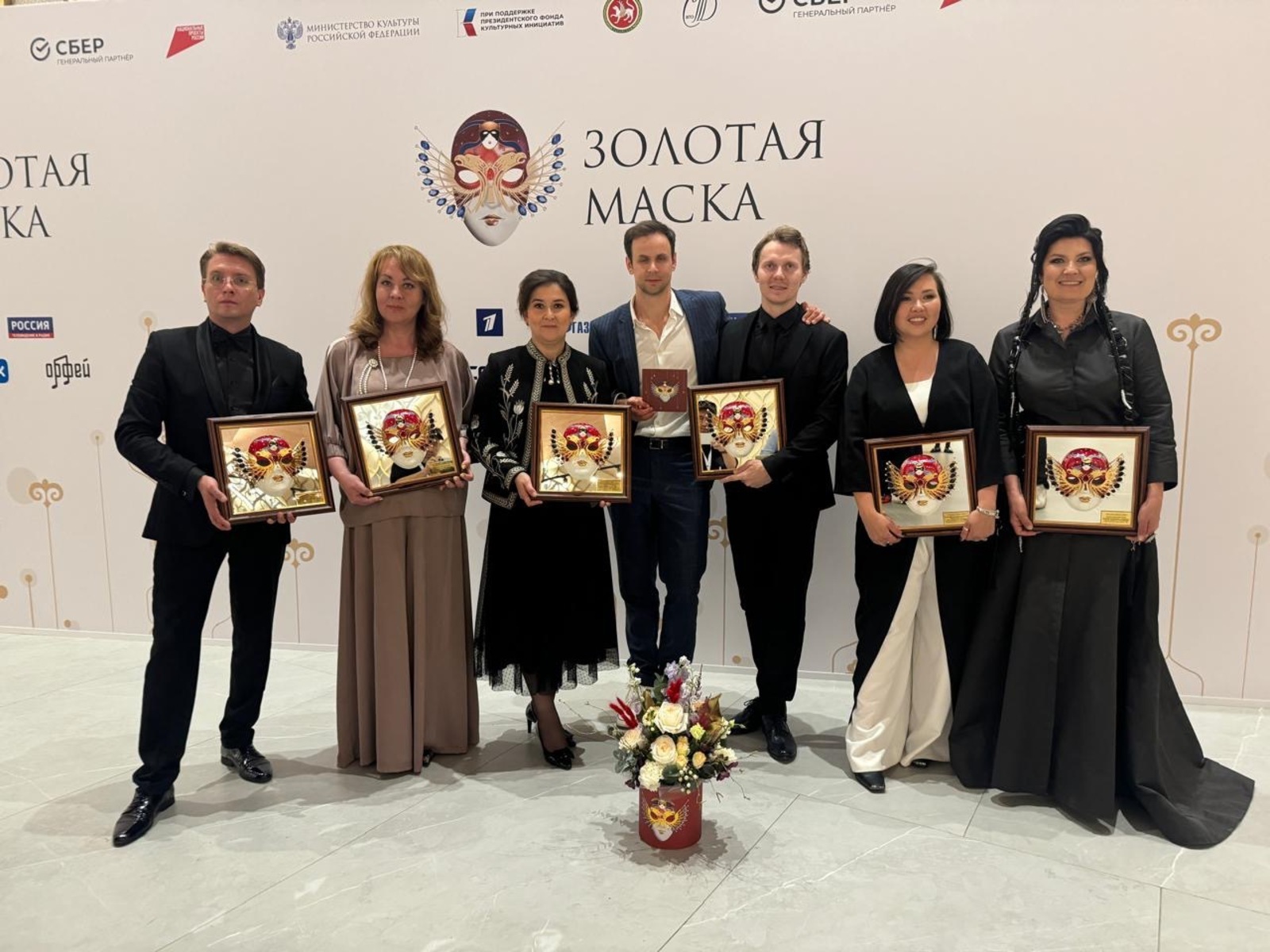 Глава Башкирии поздравил обладателей «Золотой маски» с успехом