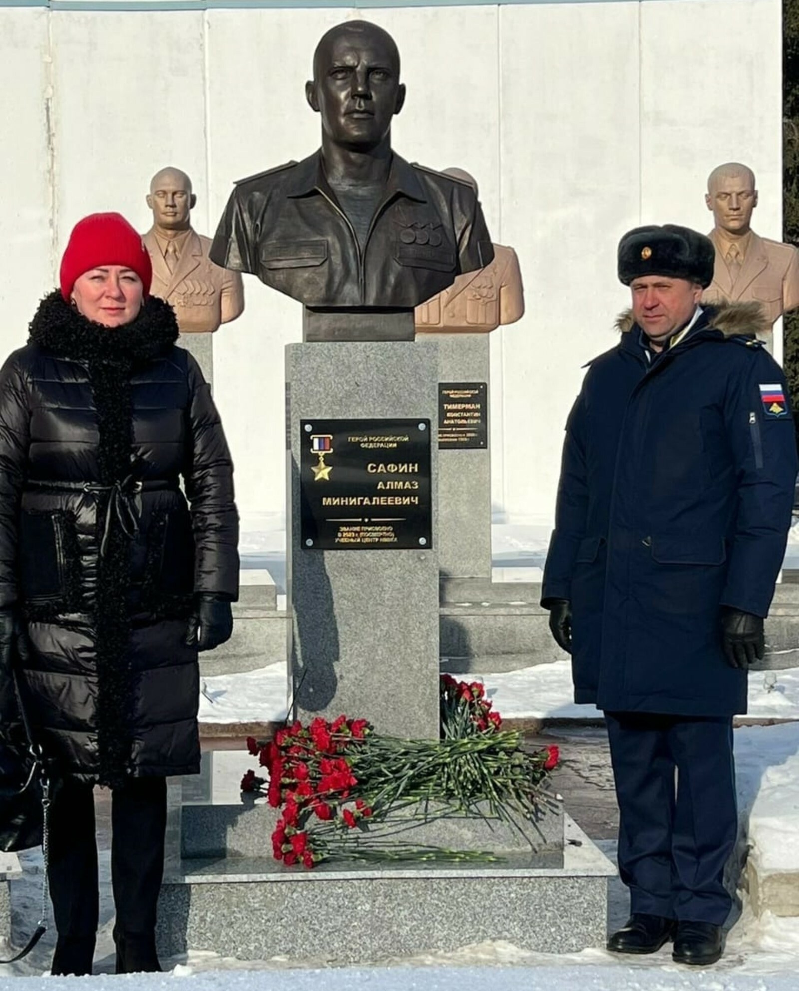 В военном училище установили бюст Алмаза Сафина - героя России из Башкирии