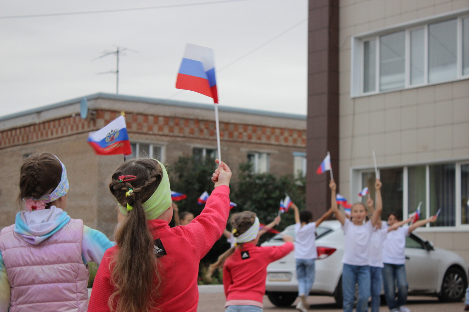 В Стерлитамакском районе состоялся красочный и впечатляющий флешмоб, посвящённый Дню Государственного флага Российской Федерации