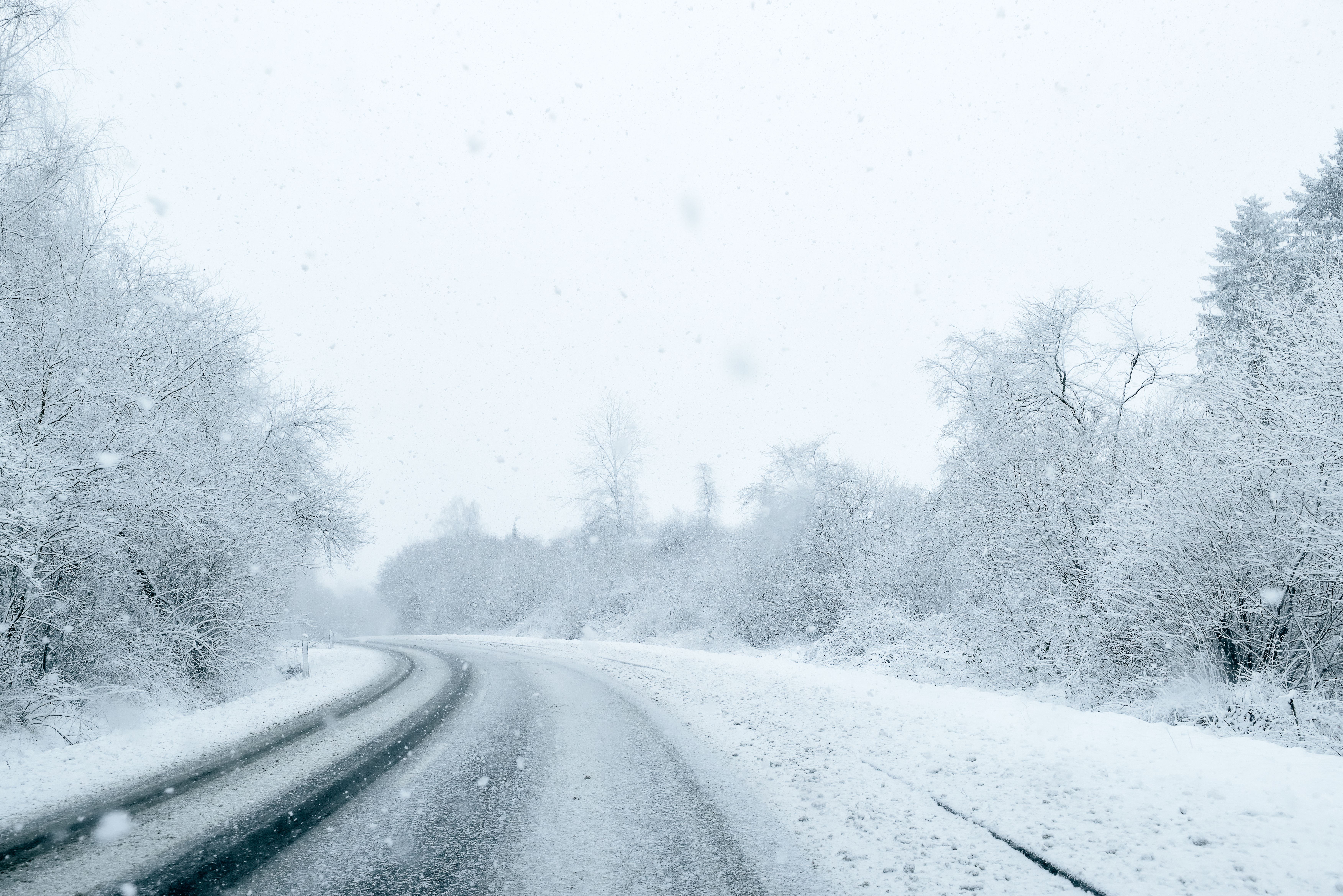 На дорогах республики наблюдается ухудшение погодных условий, обильный снегопад и сильные метели