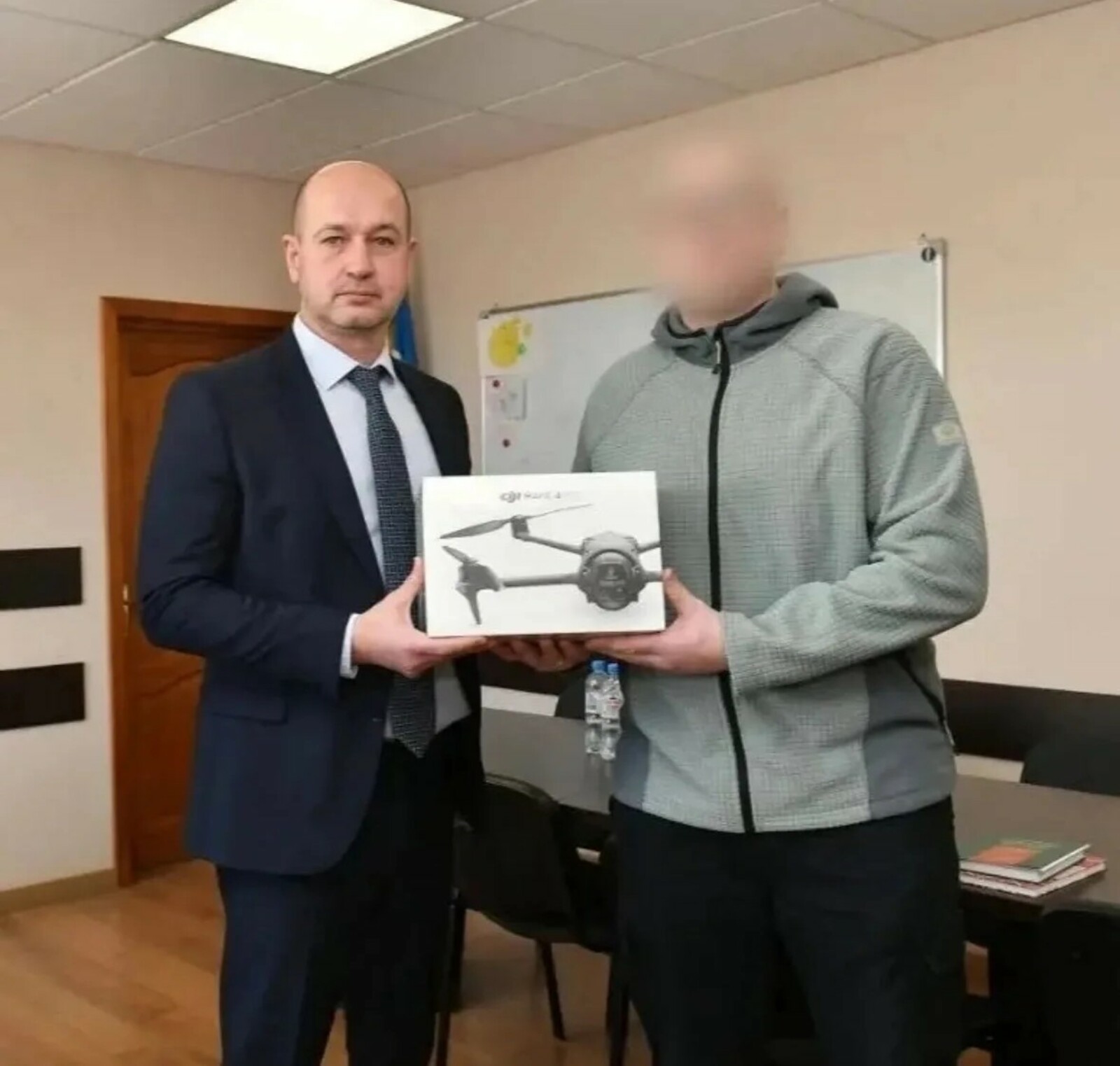 Руководитель Агентства по печати и СМИ передал квадрокоптер и тепловизор