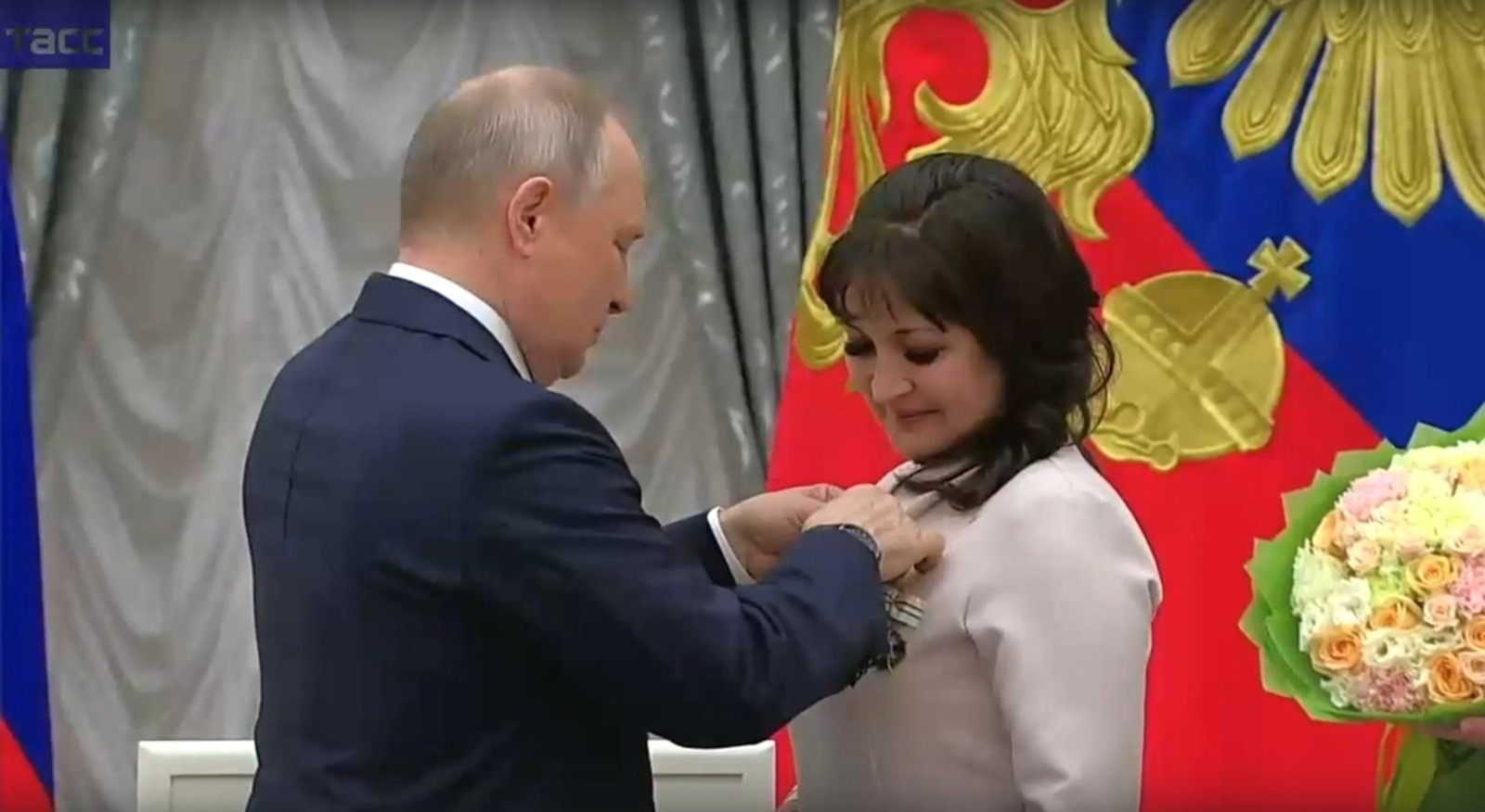 Президент России вручил награду «Мать-героиня» жительнице Башкирии