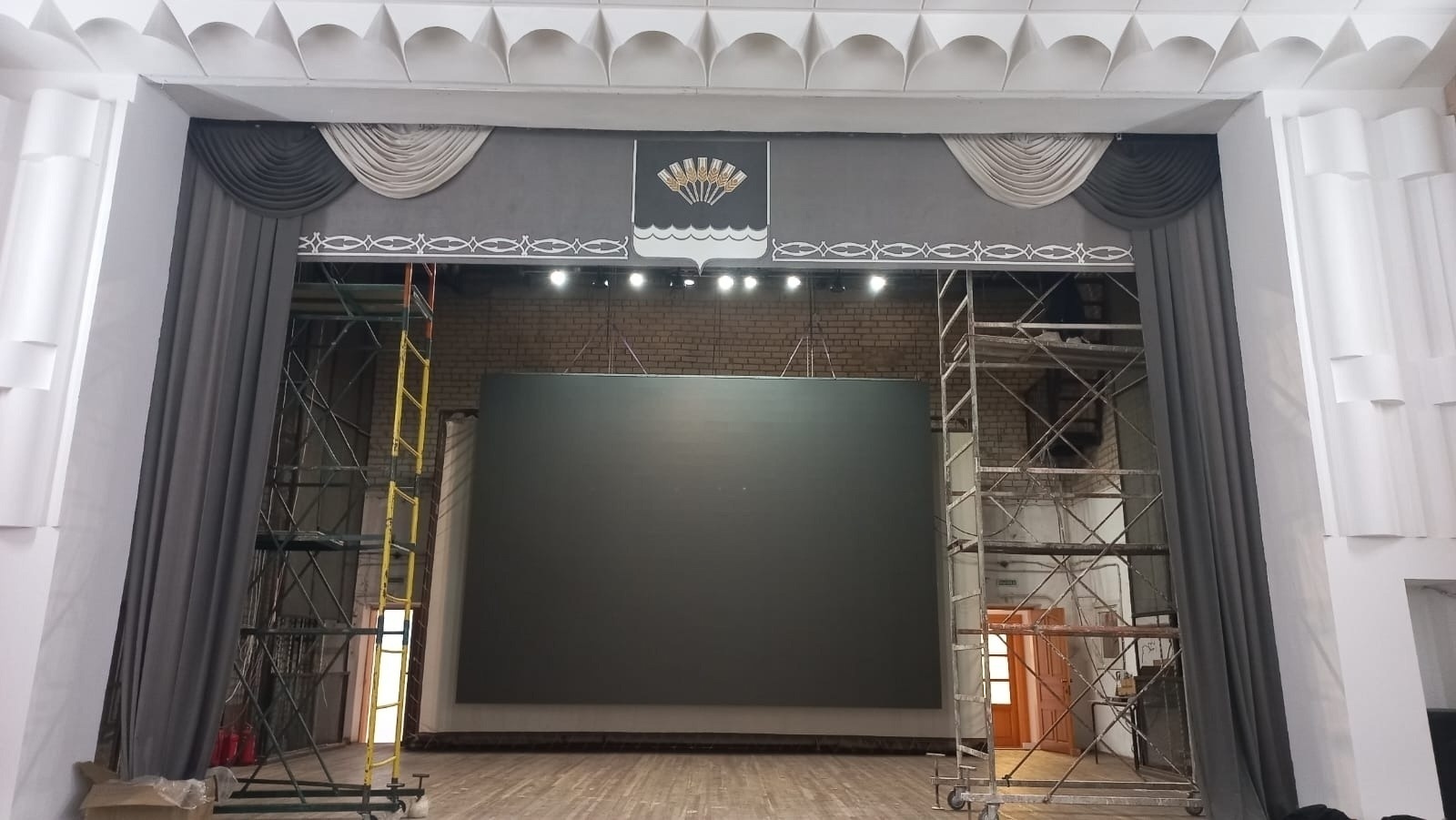 В зрительном зале Дворца культуры в селе Рощинский установили сценическое оборудование и современный пиксельный экран