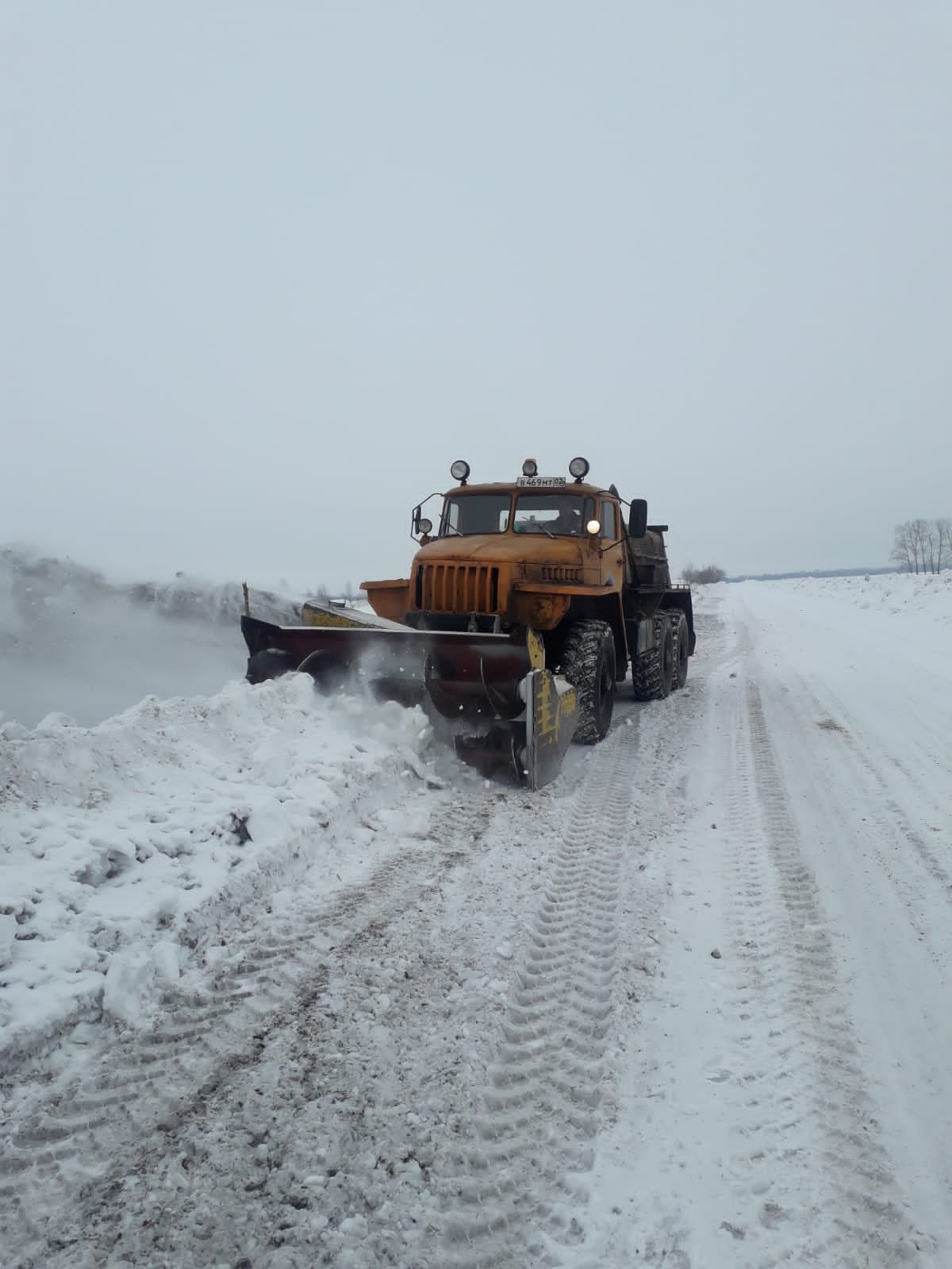 В Стерлитамакском районе продолжается расчистка дорог от снега