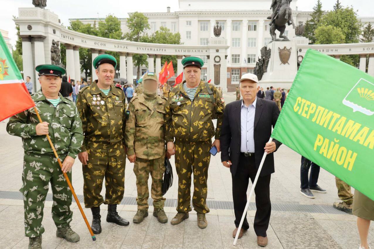 Флаг Стерлитамакского района торжественно передан бойцам отряда, носящего имя нашего земляка Героя Алексея Сухорукова
