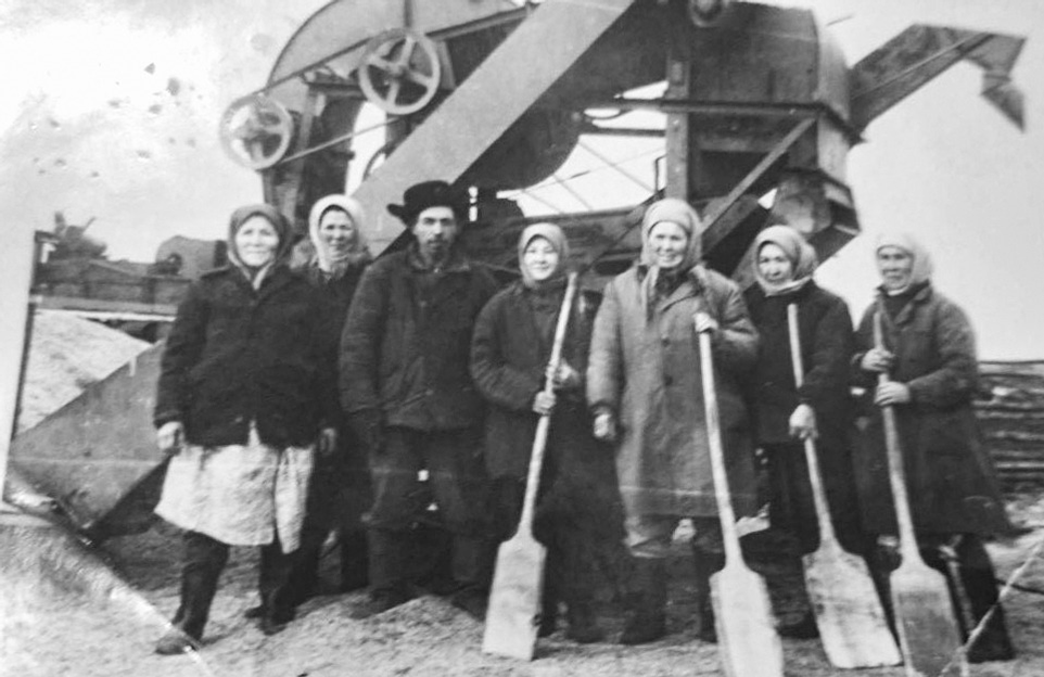 На току. Слева 4-я - Гульсум Иралина. 1974 г.