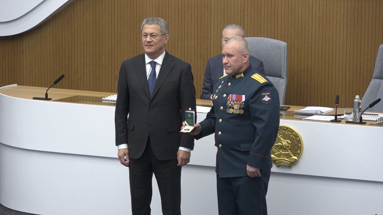 Глава Башкирии наградил орденом гвардии-полковника Виктора Кухальского