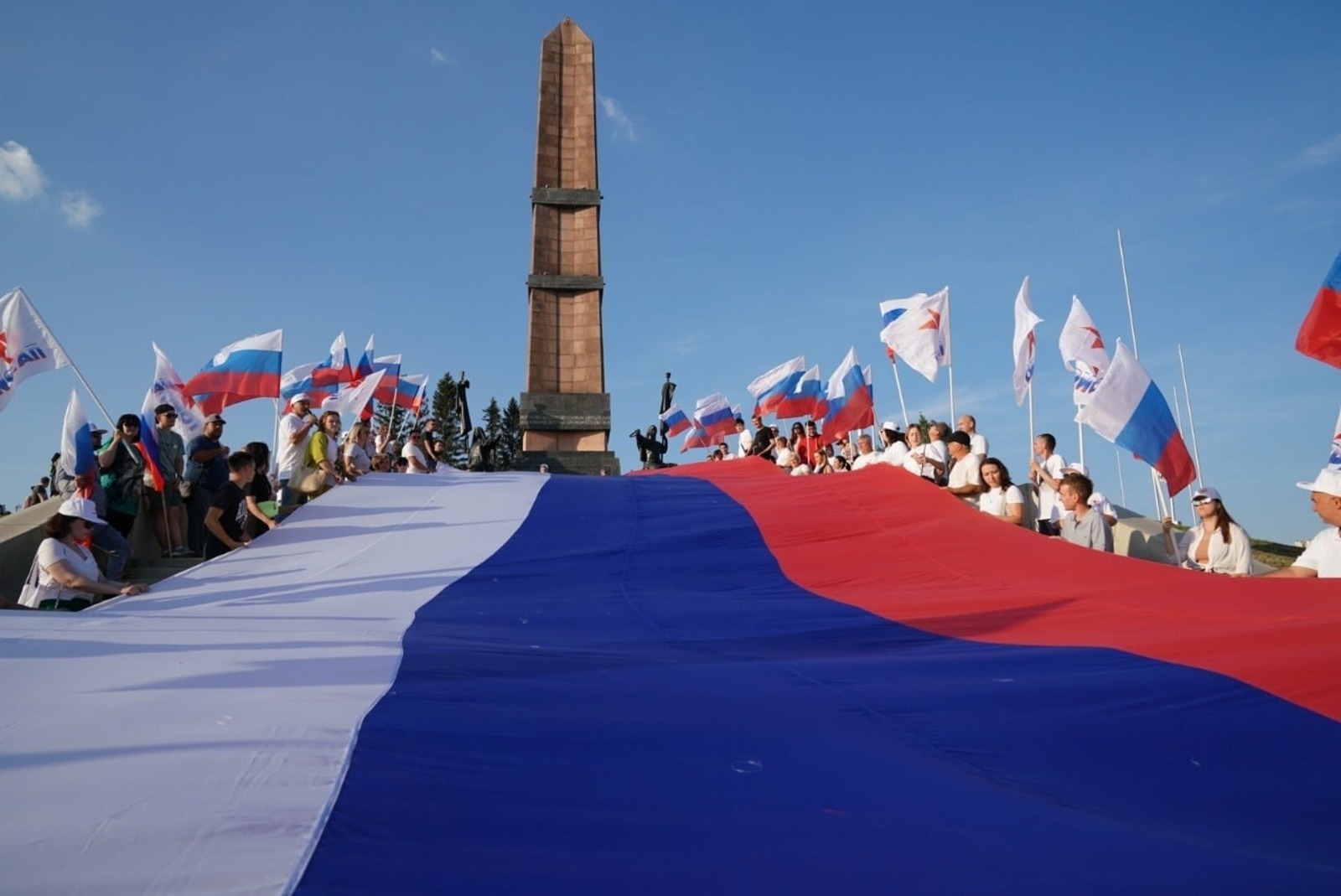 Радий Хабиров: «Российский триколор — символ могущества и величия нашей страны»