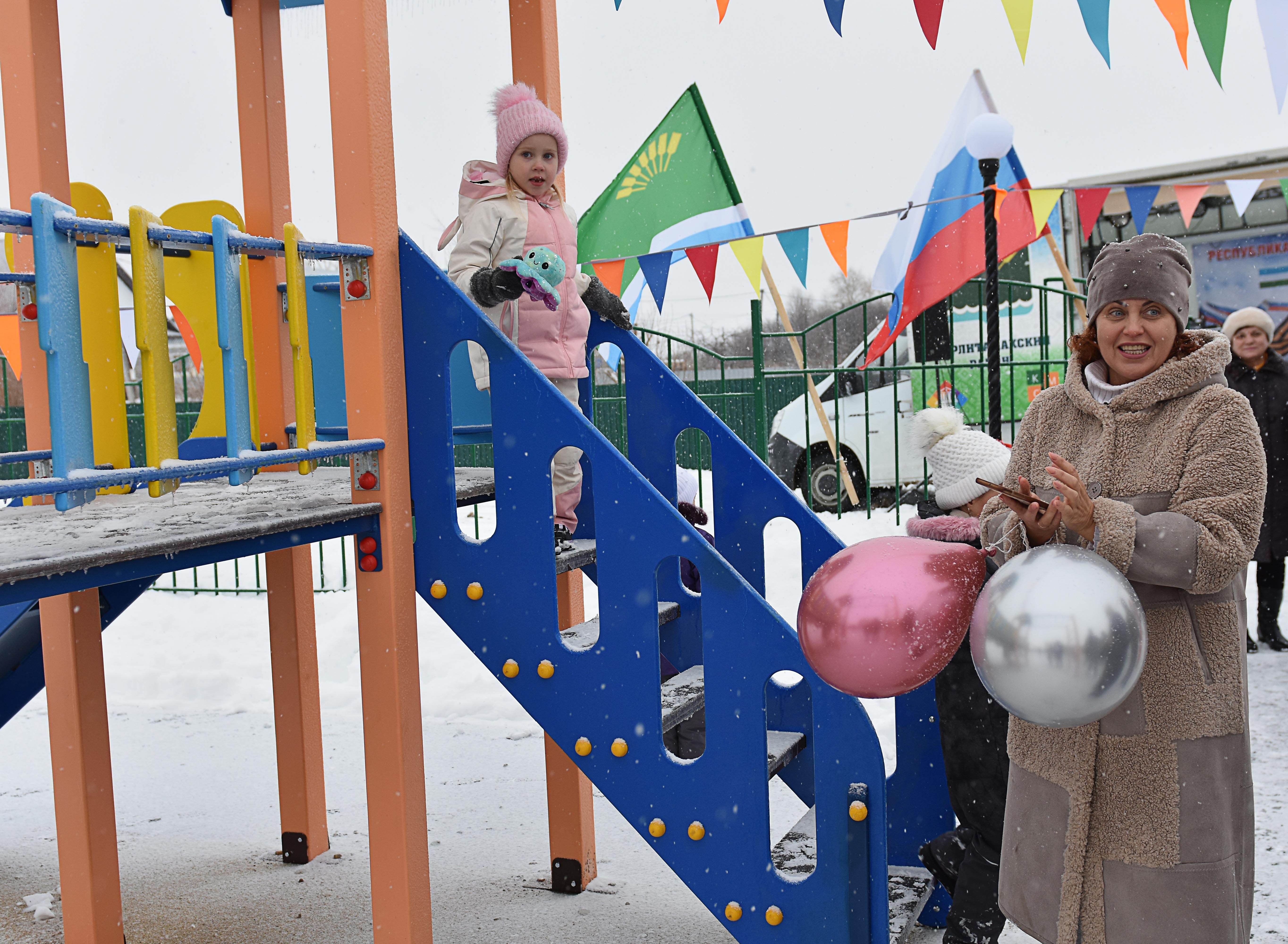 В Стерлитамакском районе торжественно открыли детскую площадку