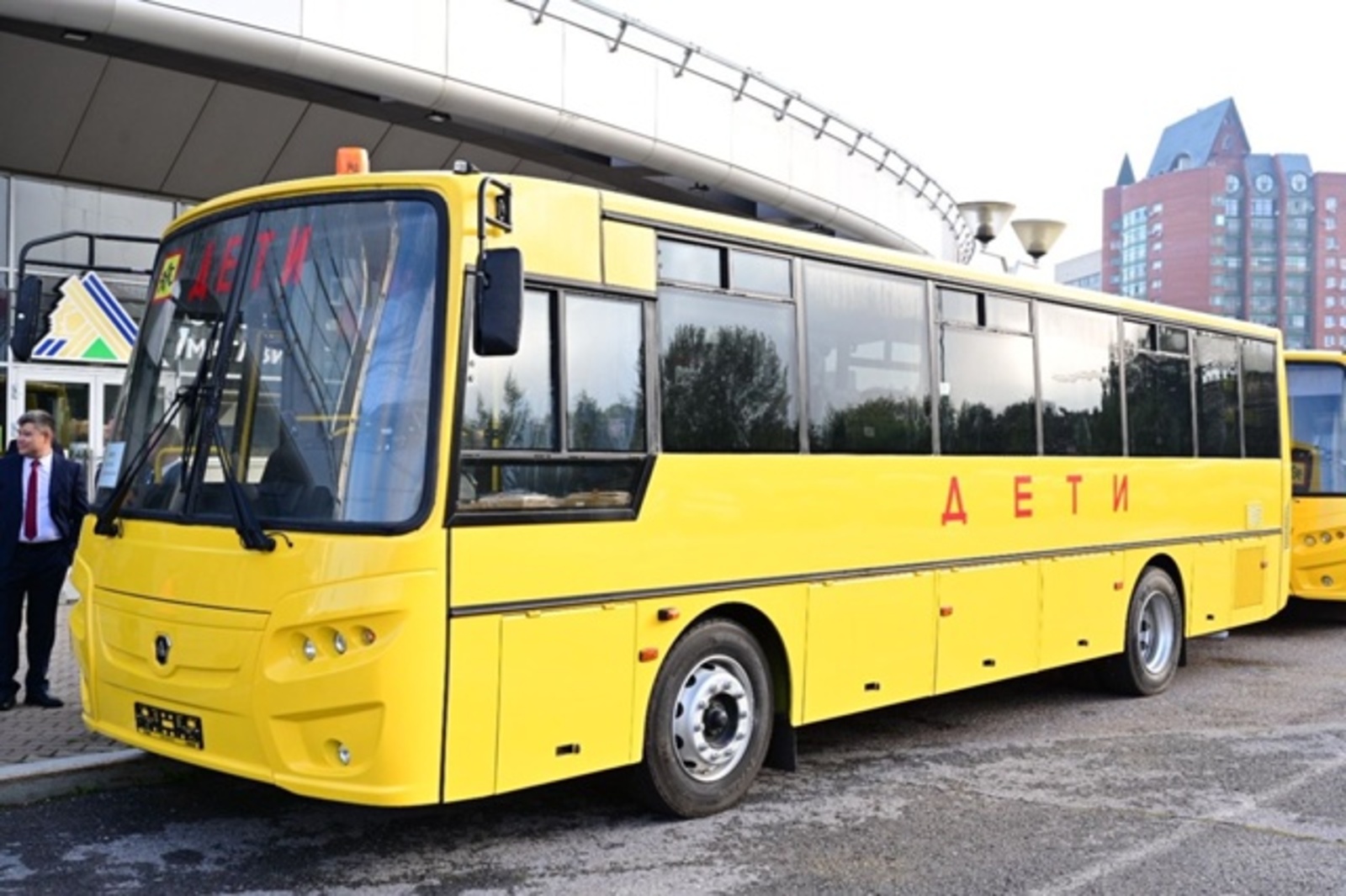 Школы Башкирии получили более 200 новых автобусов