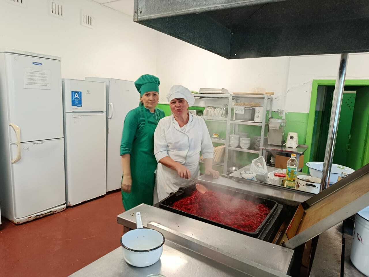 В одной из школ Башкирии учителя приготовили борщ для отправки на фронт