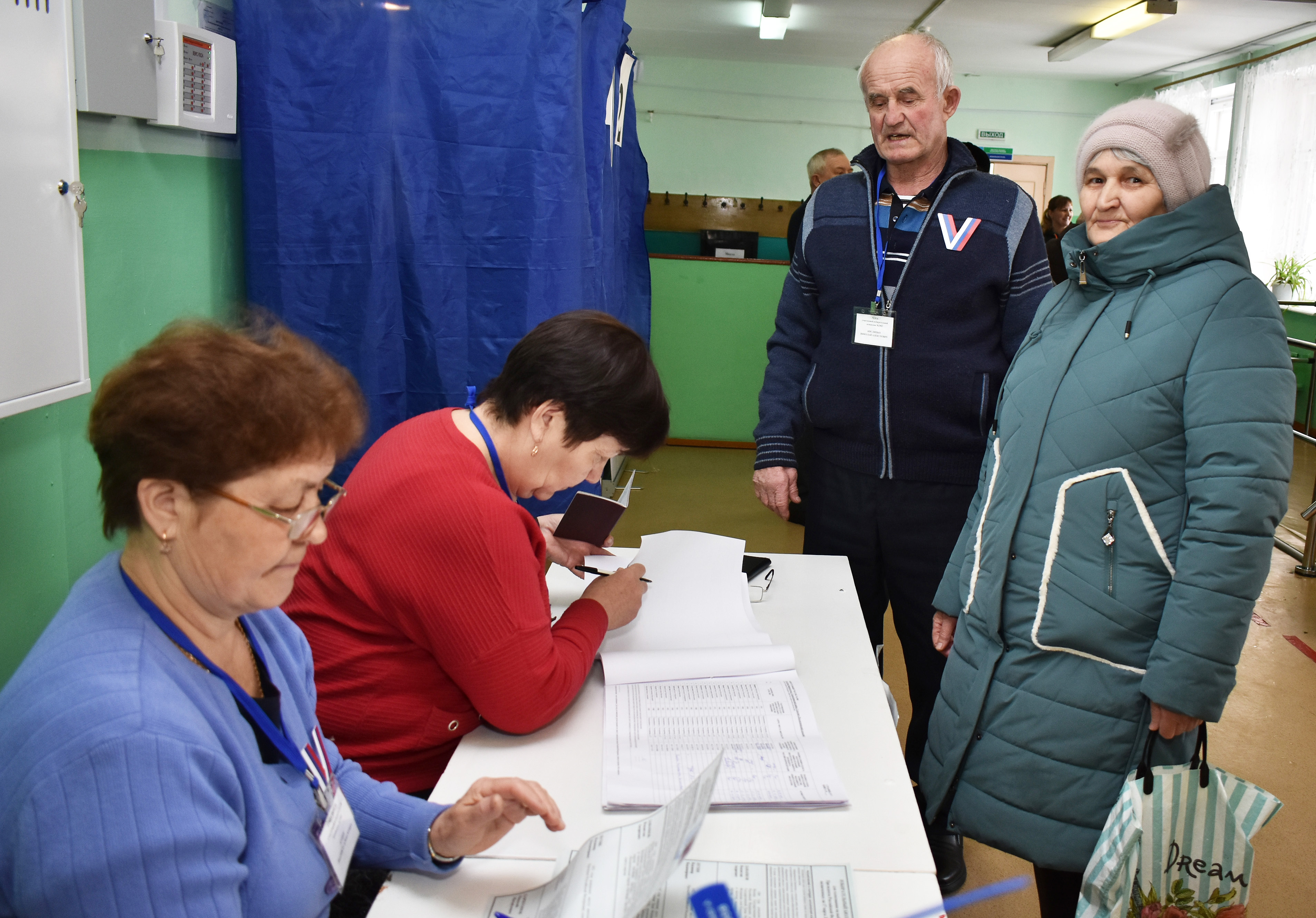 Жители деревни Талалаевка голосуют и отмечают Масленицу