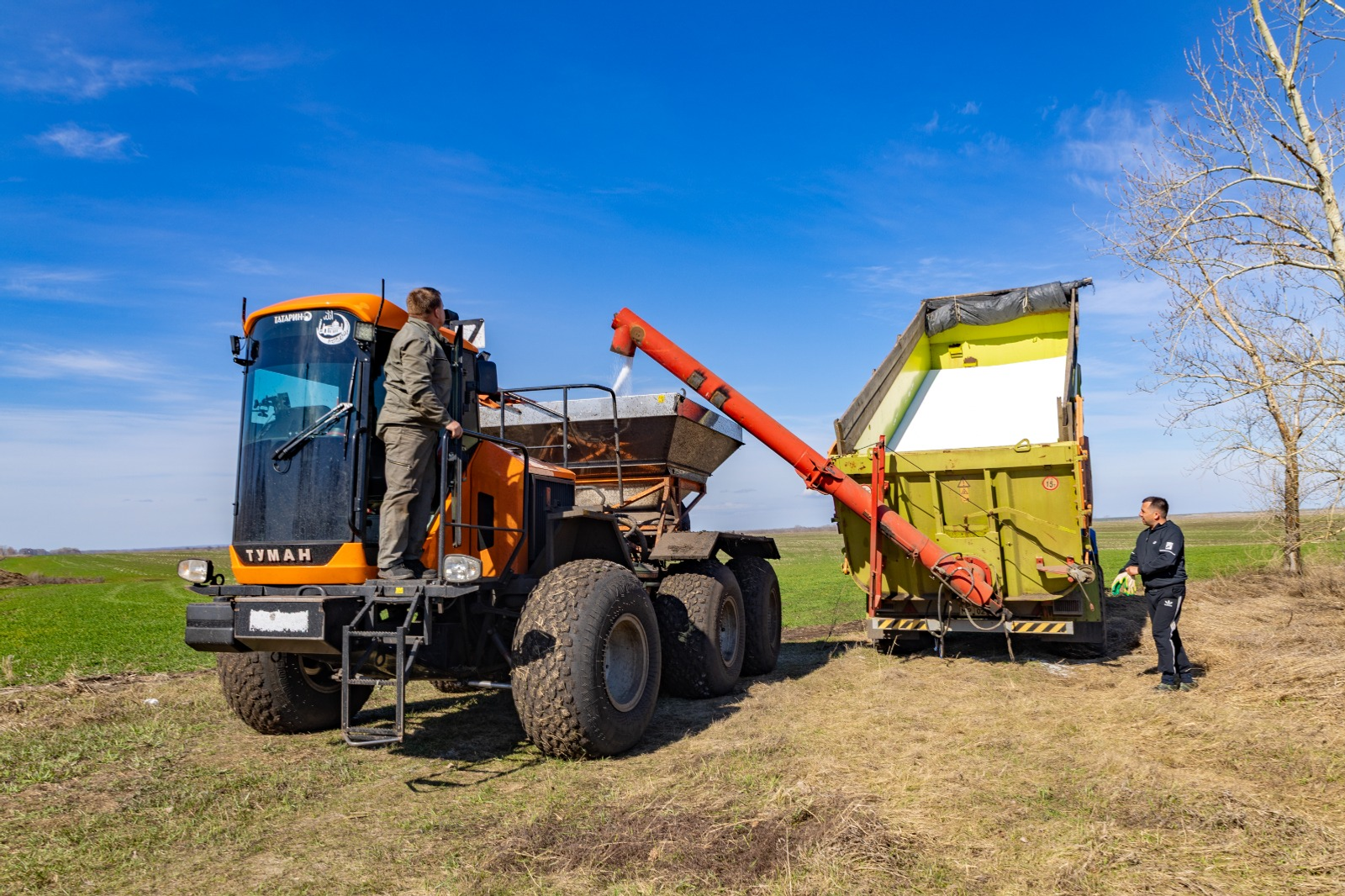 Калининцы удобрения разбрасывают