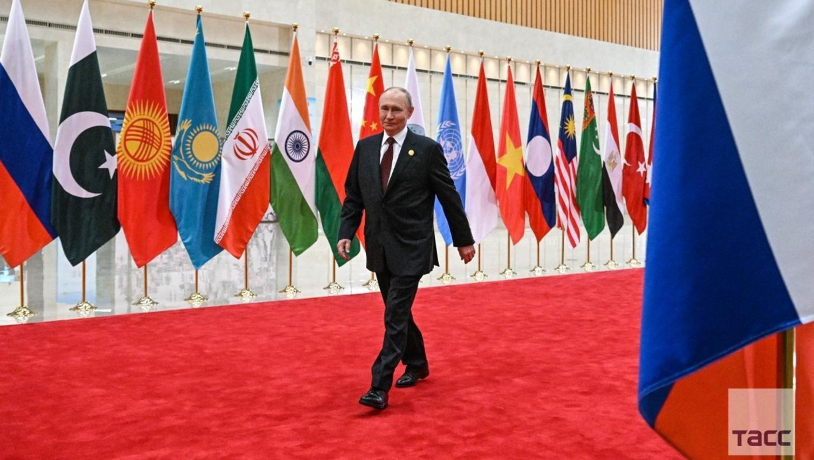 Владимир Путин принимает участие в саммите ШОС в Китае