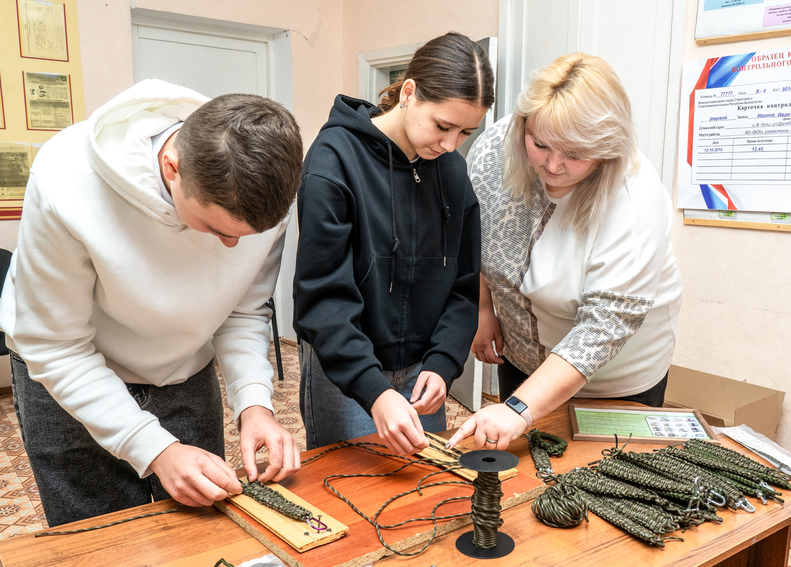 В одном из сёл Башкирии плетут браслеты выживания для военнослужащих