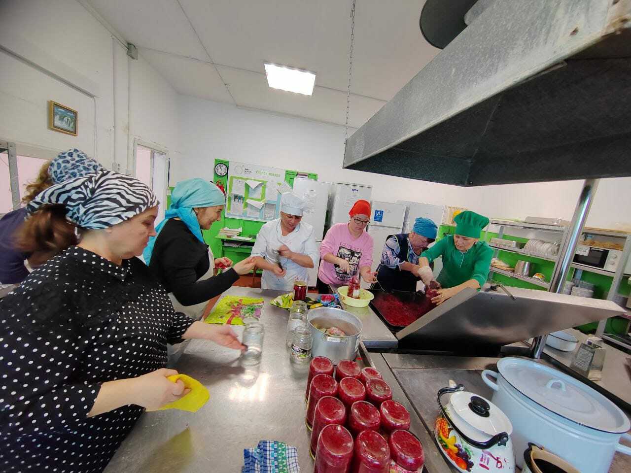 В одной из школ Башкирии учителя приготовили борщ для отправки на фронт