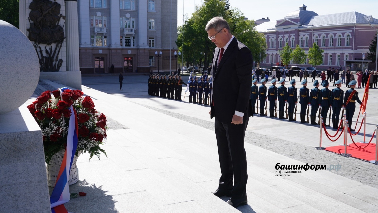 В День Победы Радий Хабиров возложил цветы к памятнику генерала Шаймуратова