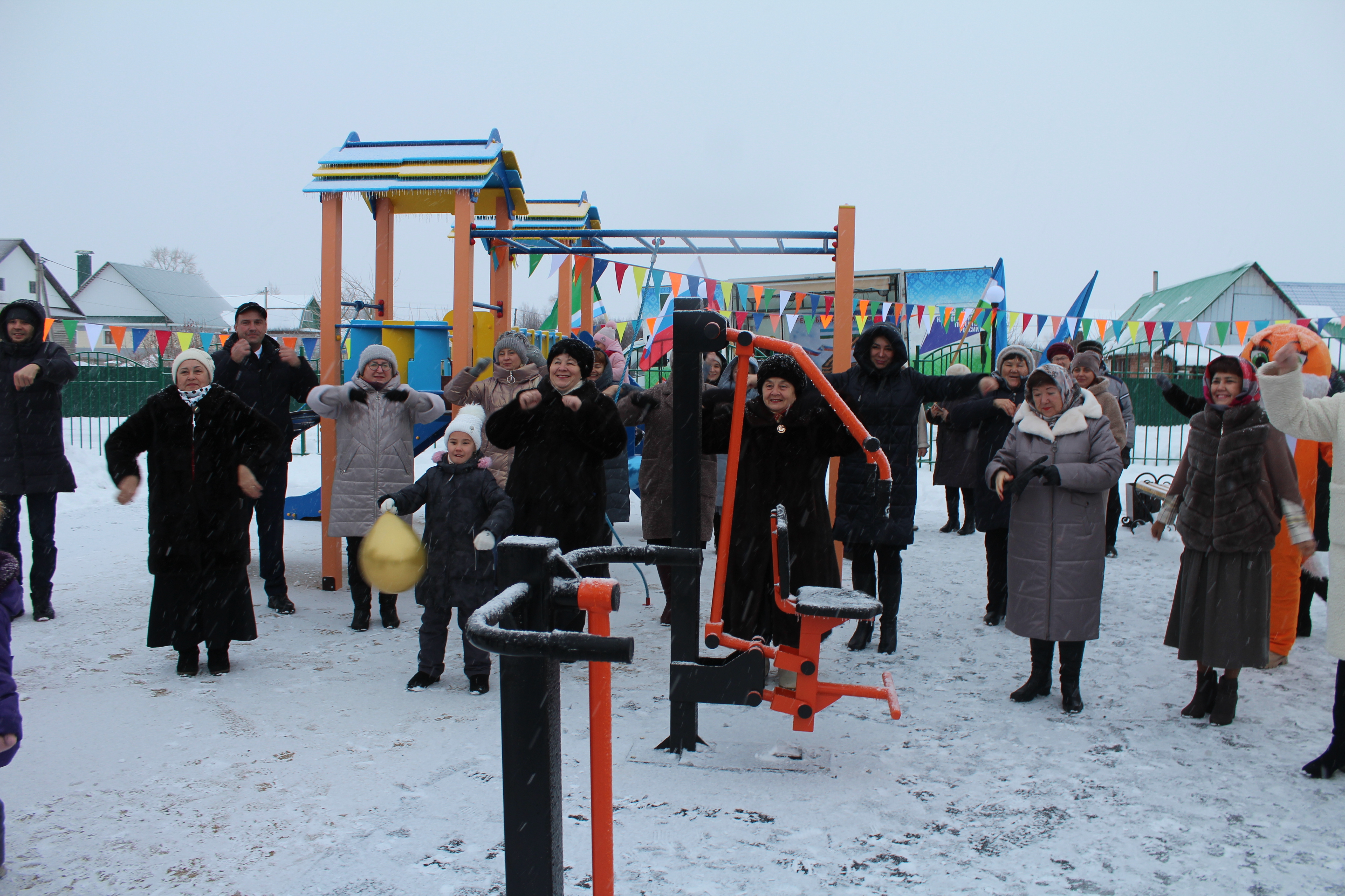 В деревне Кантюковка Стерлитамакского района в рамках федерального проекта «Формирование комфортной городской среды» открылась новая детская площадка