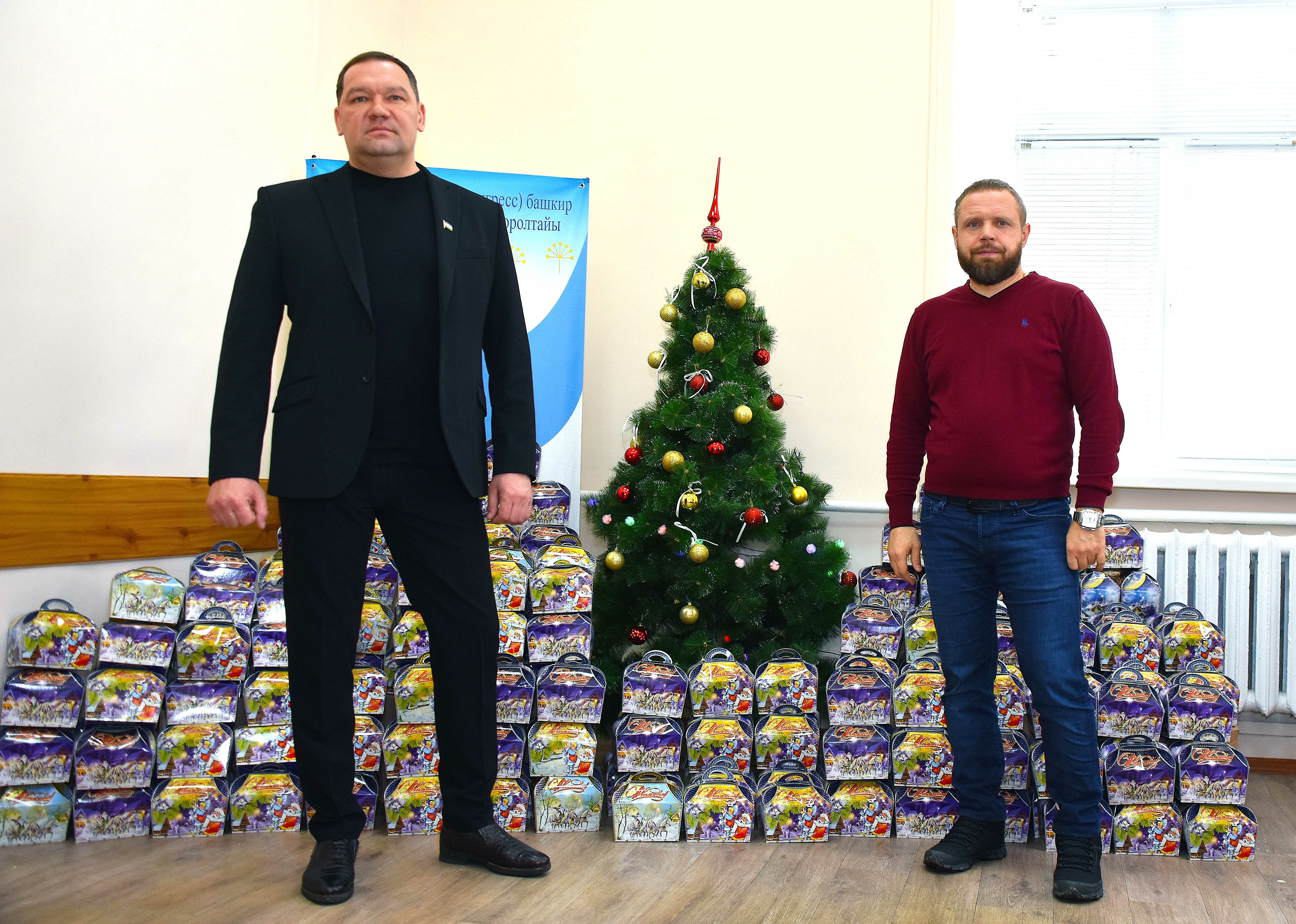 Депутаты и предприниматели района приобрели новогодние подарки детям района