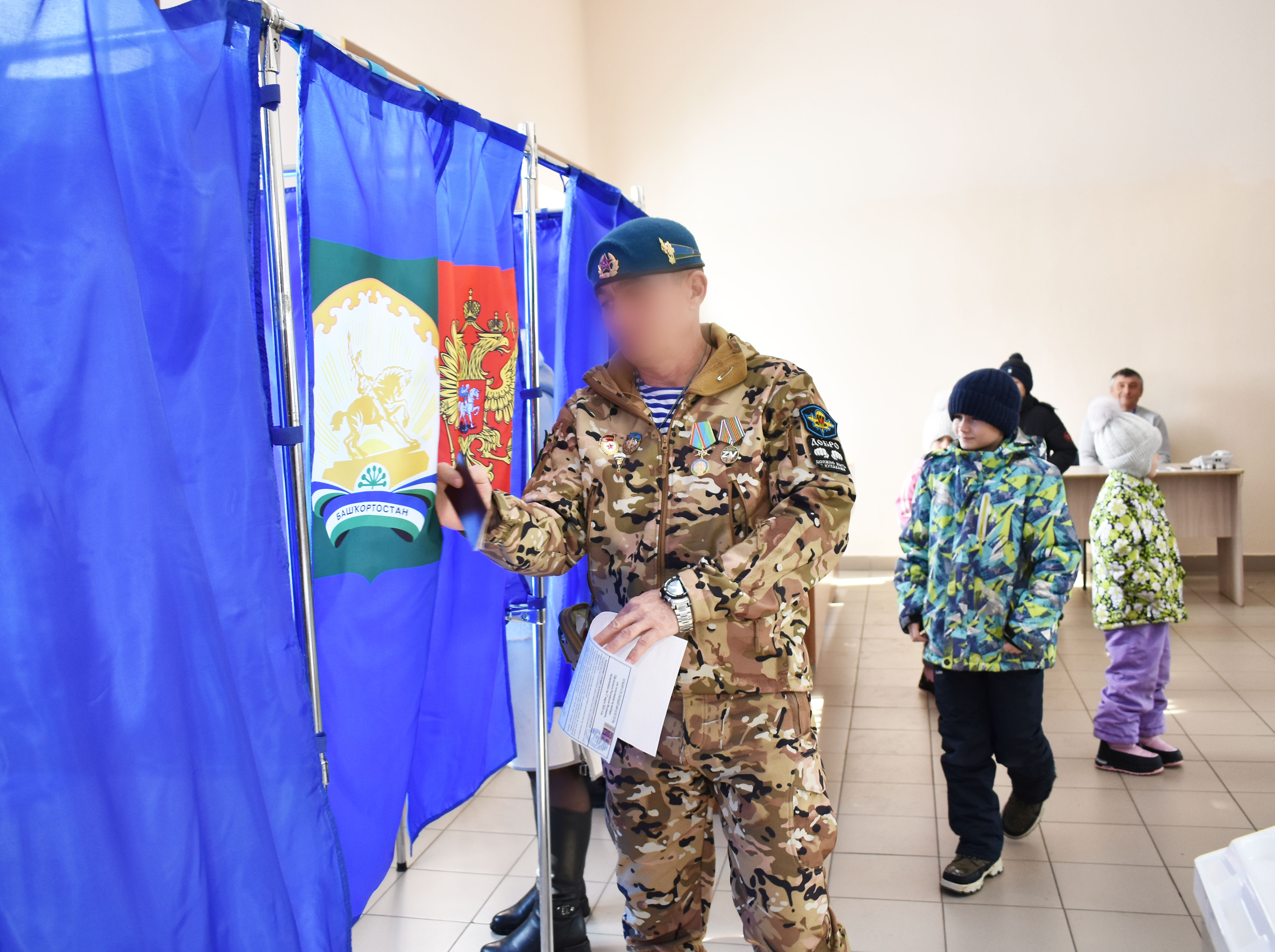 Боец СВО из Стерлитамакского района проголосовал на выборах вместе со своей семьёй