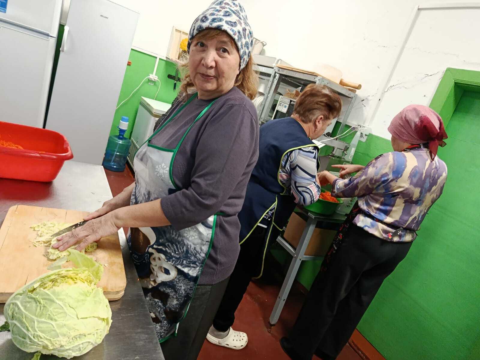 В одной из школ Башкирии учителя приготовили борщ для отправки на фронт