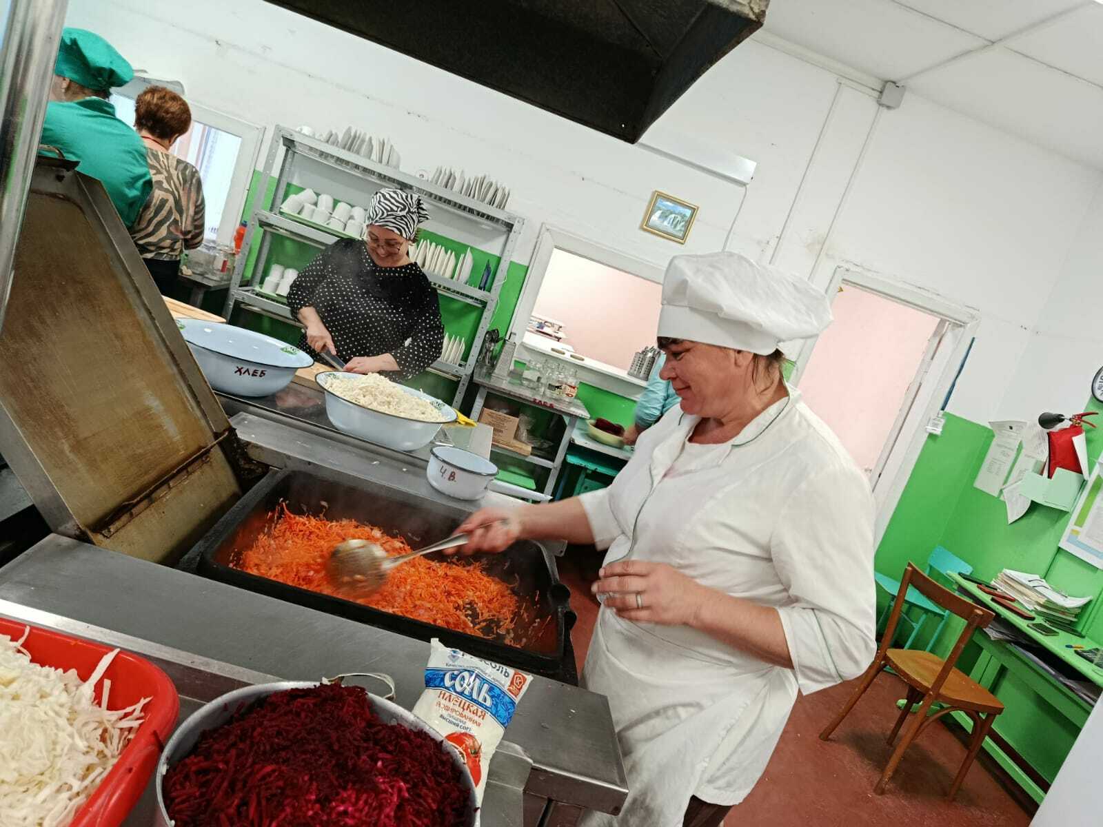 В одной из школ Башкирии учителя приготовили борщ для отправки на фронт